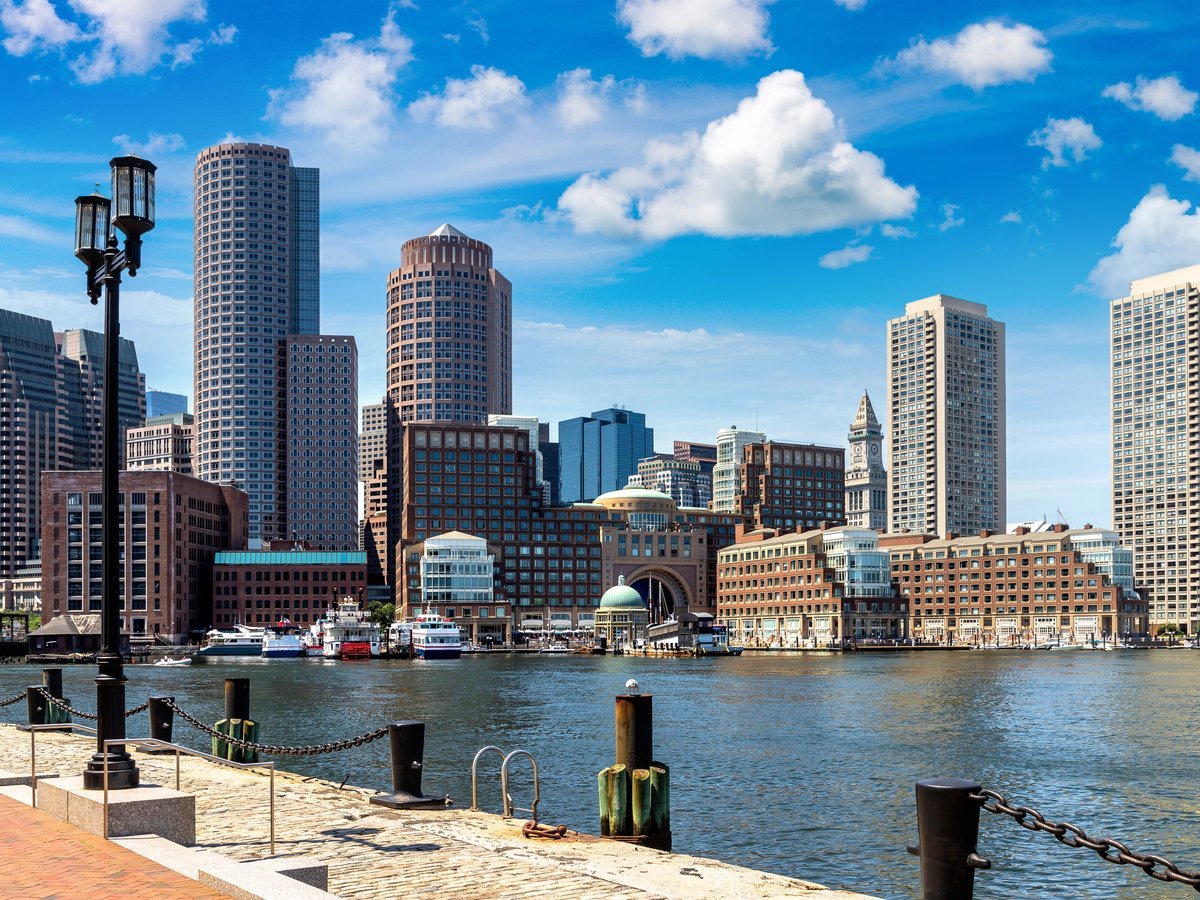 Skyline de Boston desde el muelle del puerto