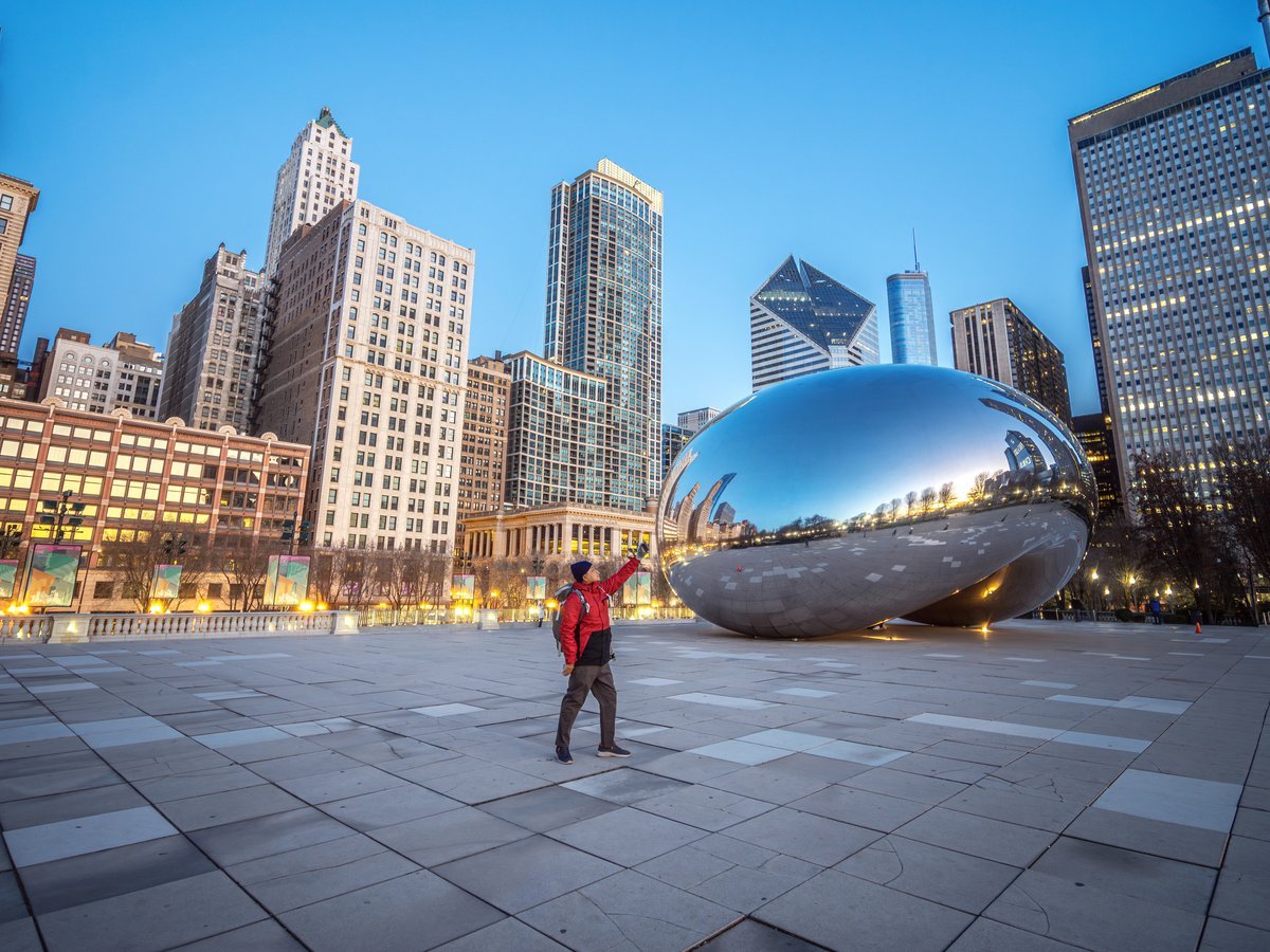 Cloud Gate (The Bean) y skyline de Chicago al atardecer