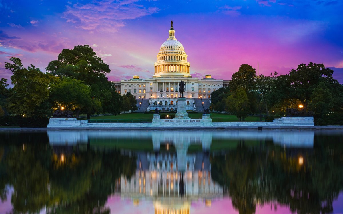 Capitolio de Estados Unidos al atardecer con reflejo en el estanque