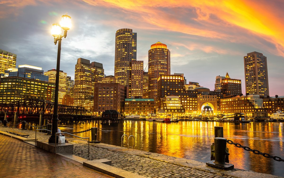 Skyline de Boston al atardecer desde el muelle del puerto