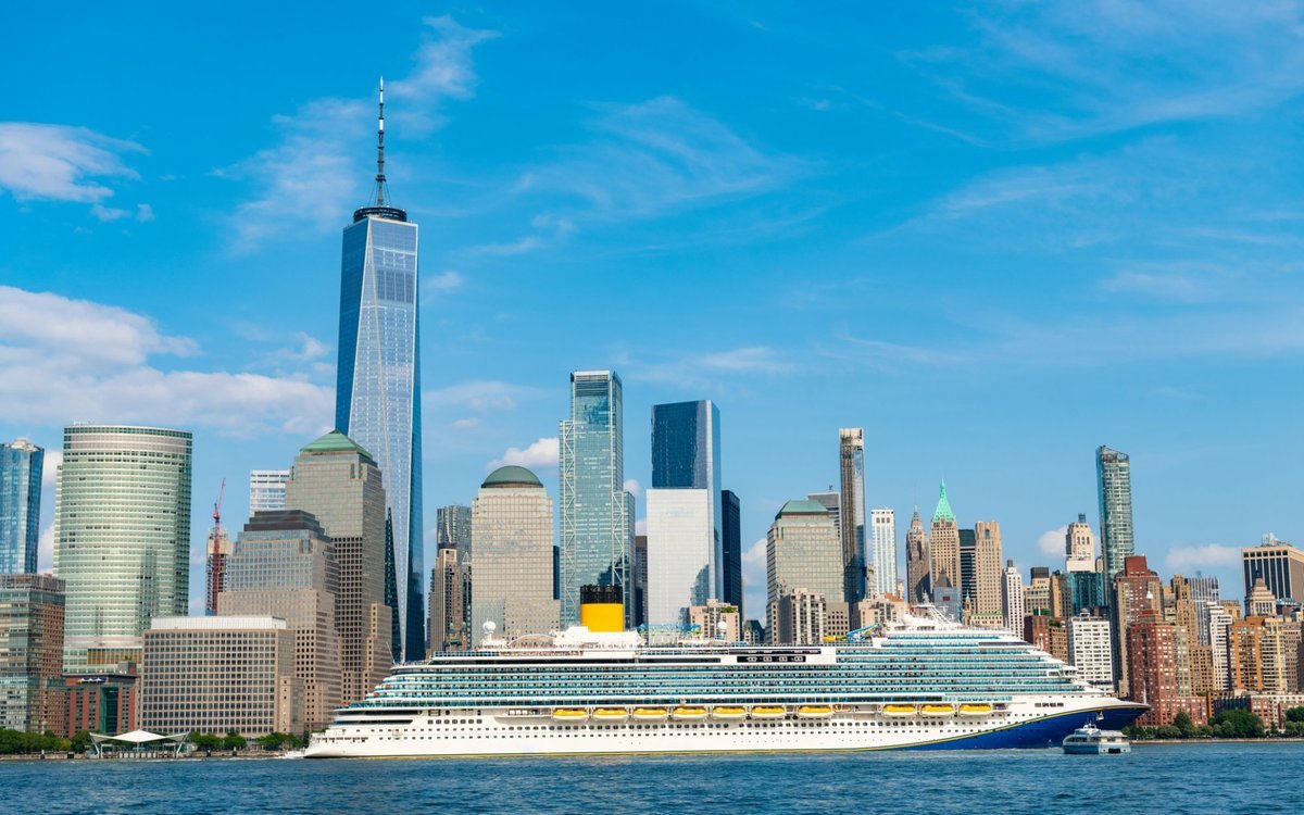Carnival Firenze navegando frente al skyline de Manhattan