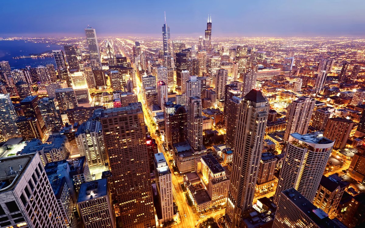 Vista aérea nocturna del skyline de Chicago