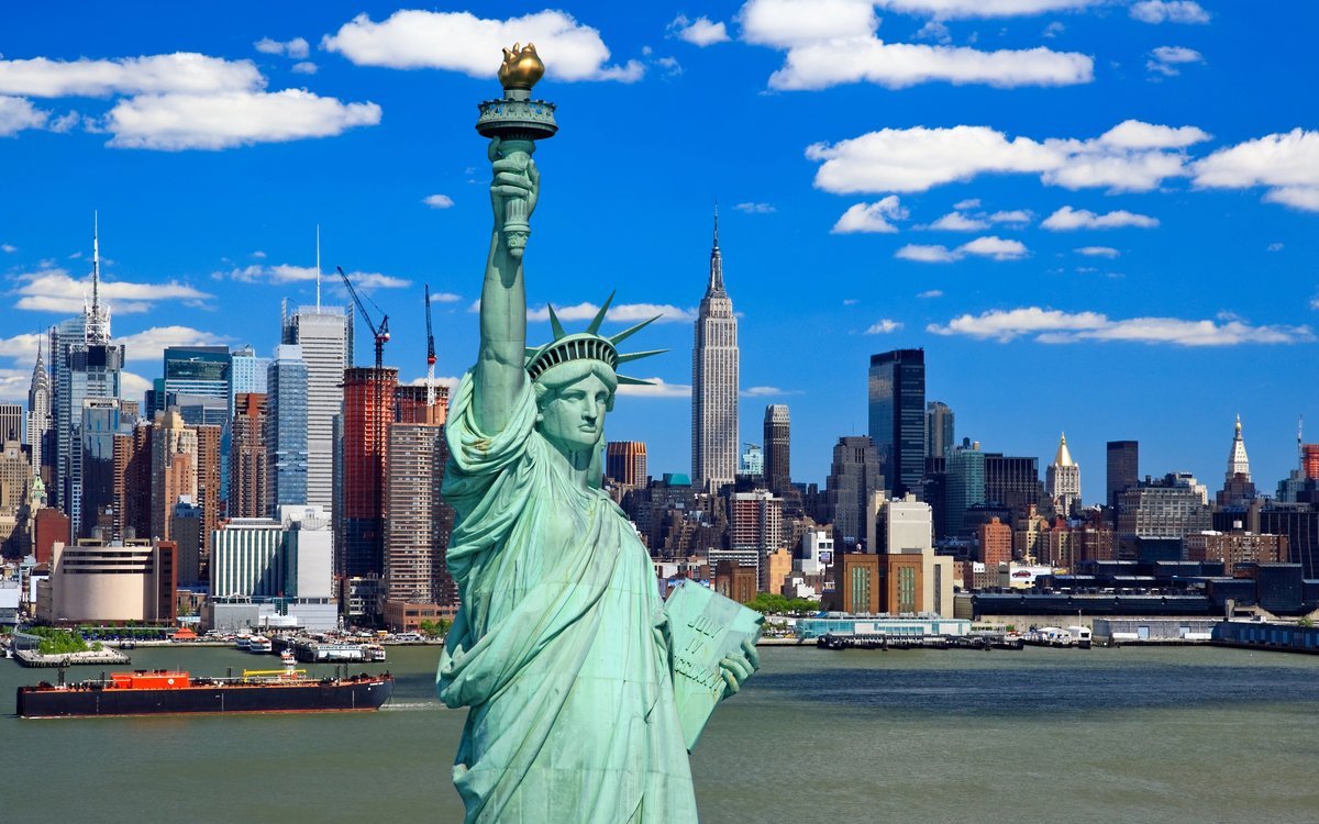 Estatua de la Libertad con el skyline de Manhattan de fondo