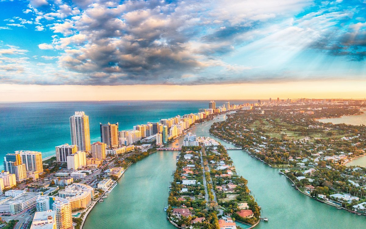 Vista aérea de Miami Beach y sus islas residenciales al atardecer